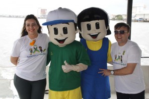 Lígia Limeira com os mascotes do Setembro Cidadão e o juiz Jarbas Bezerra