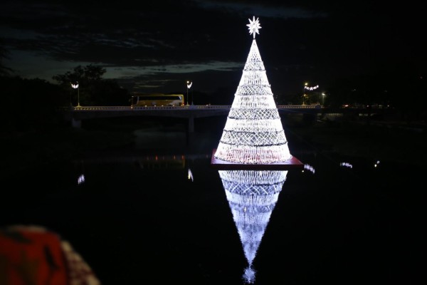 Árvore de Natal de 18 metros é acesa por Rosalba no Rio Mossoró | Tribuna  da Justiça